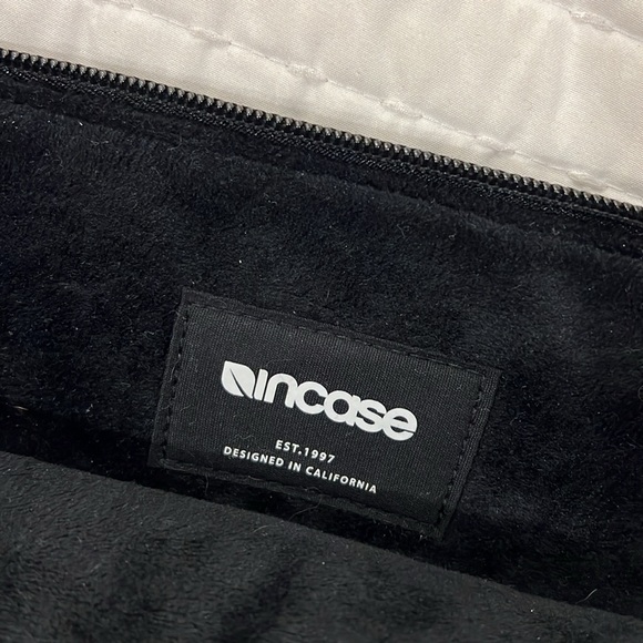 Compact Sleeve with Flight Nylon for 13" MacBook Pro & 13" MacBook Air 2016-2024 - Picture 3 of 6